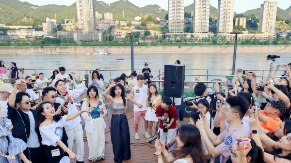 “兩岸四岸”的風(fēng)景與音樂形成視聽呼應(yīng)。牛溪攝