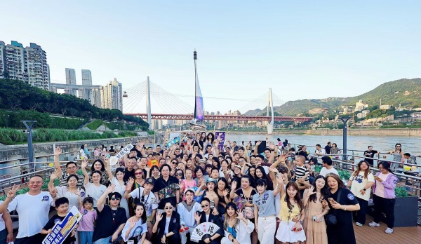 “長航朝天星河”輪與重慶野歌會攜手打造沉浸式音樂現(xiàn)場。牛溪攝