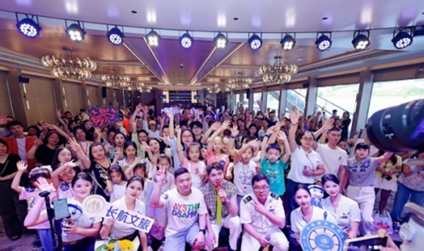 “兩江撒‘野’、音樂‘唱’游”音樂主題航班在“長航朝天星河”輪啟航。牛溪攝