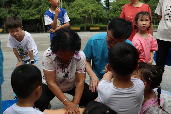 心肺復蘇互動教學現(xiàn)場。重慶西區(qū)醫(yī)院供圖