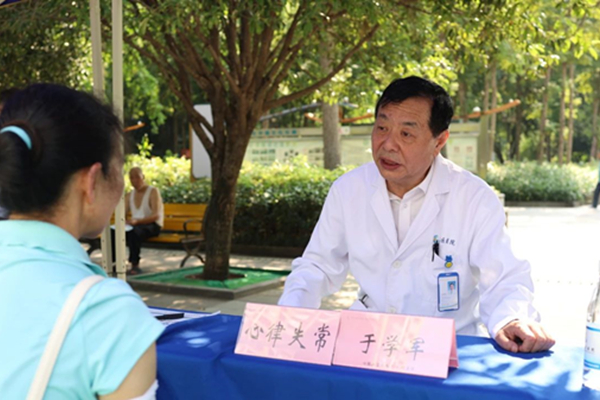 于學軍為居民進行義診。重慶西區(qū)醫(yī)院供圖