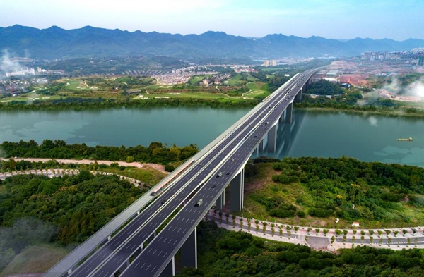 渝武高速拓寬改造項(xiàng)目跨江特大橋。重慶設(shè)計(jì)集團(tuán)有限公司市政設(shè)計(jì)研究院供圖