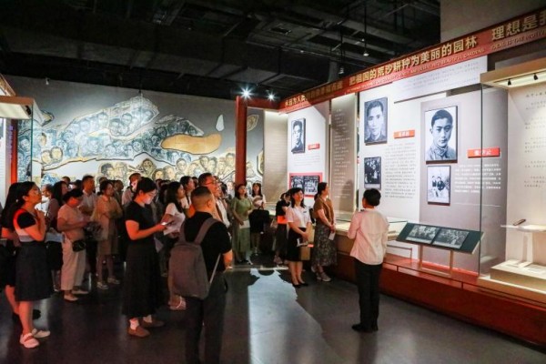 與會(huì)成員走進(jìn)歌樂山革命紀(jì)念館。主辦方供圖