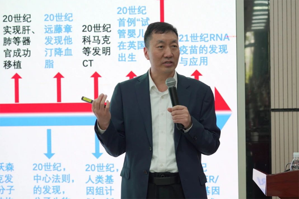 宋保亮院士為學(xué)生作講解。西南大學(xué)附中供圖