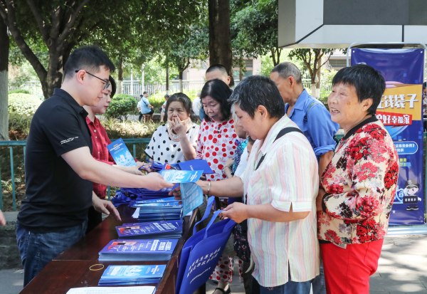 向市民科普知識(shí)。郭晉攝