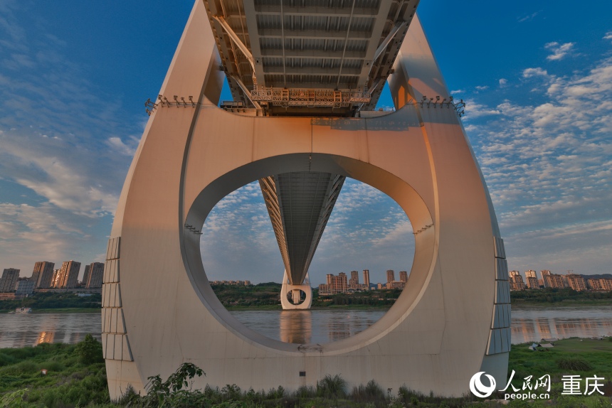 白居寺長江大橋頗具“未來感”的橋塔。人民網(wǎng) 曾英豪攝