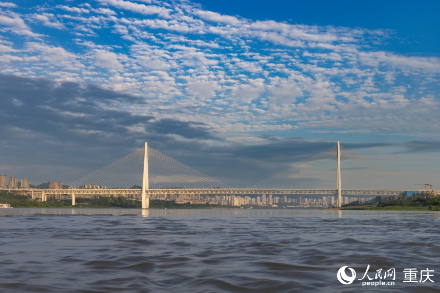 大橋與寬闊的江面相互映襯。人民網(wǎng) 曾英豪攝