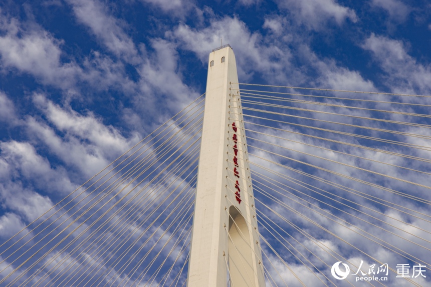 白居寺長江大橋橋塔高達236米。人民網(wǎng) 曾英豪攝