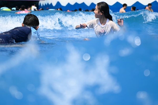 在水上樂園游玩的畢業(yè)生。景區(qū)供圖