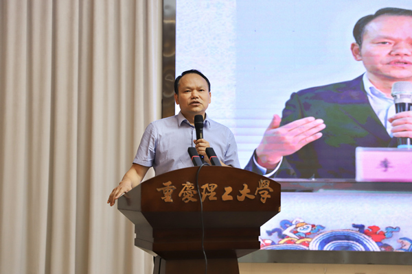 南岸區(qū)委黨校干部李飛講述援藏故事。重慶理工大學(xué)供圖