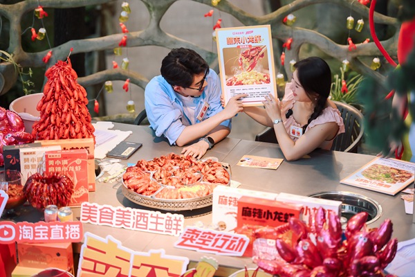 主播直播帶貨小龍蝦。重慶市商務委員會供圖