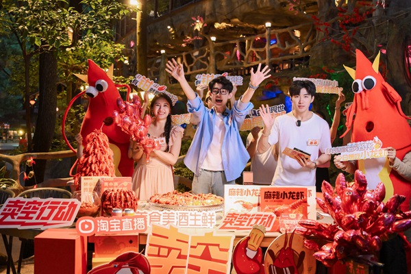 主播直播帶貨小龍蝦。重慶市商務委員會供圖