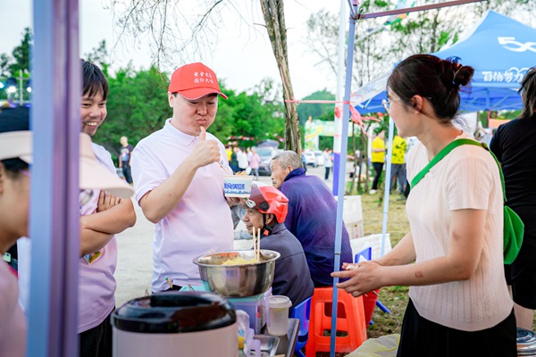 遠道而來的游客為當?shù)靥厣朗滁c贊。主辦方供圖