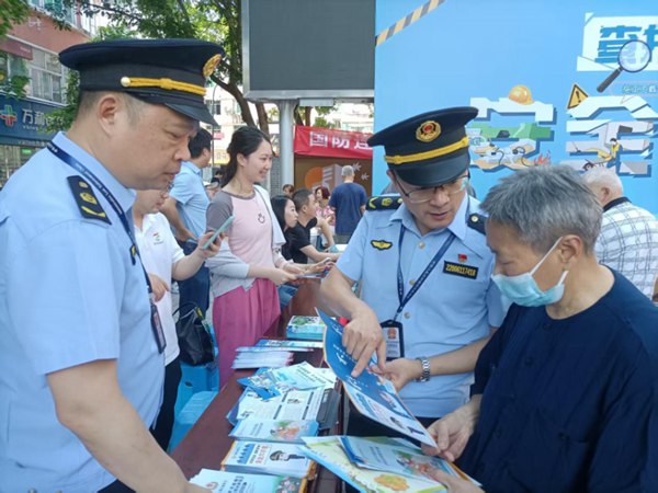 交通執(zhí)法人員向群眾宣傳涉水安全知識(shí)。重慶港航海事支隊(duì)供圖