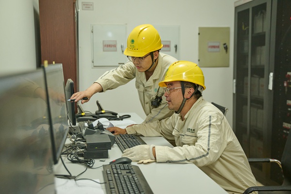 電網(wǎng)員工在投運(yùn)前核對(duì)數(shù)據(jù)。國(guó)網(wǎng)重慶合川供電公司供圖