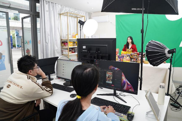 學(xué)生在直播間實訓(xùn)。重慶工程學(xué)院供圖