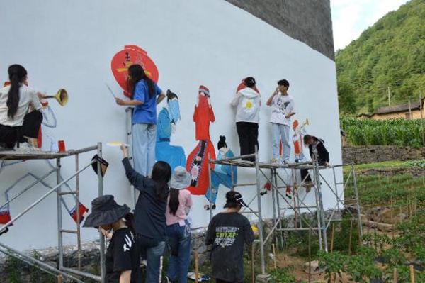 學(xué)生參與鄉(xiāng)村實踐項目。重慶工程學(xué)院供圖