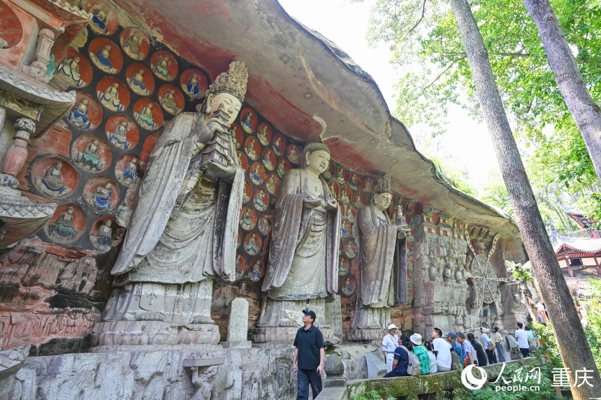 游客在寶頂山石刻景區(qū)游覽參觀。人民網(wǎng) 鄒樂