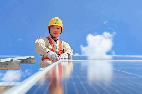 電力員工檢查光伏板運行情況。國網(wǎng)重慶永川供電公司供圖