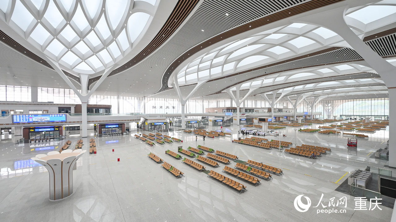 重慶東站候車大廳，屋頂?shù)奶齑霸煨屯鹑糸L(zhǎng)江與嘉陵江兩江匯流及水紋交織，寓意山水相連、廣闊通達(dá)。人民網(wǎng) 鄒樂攝