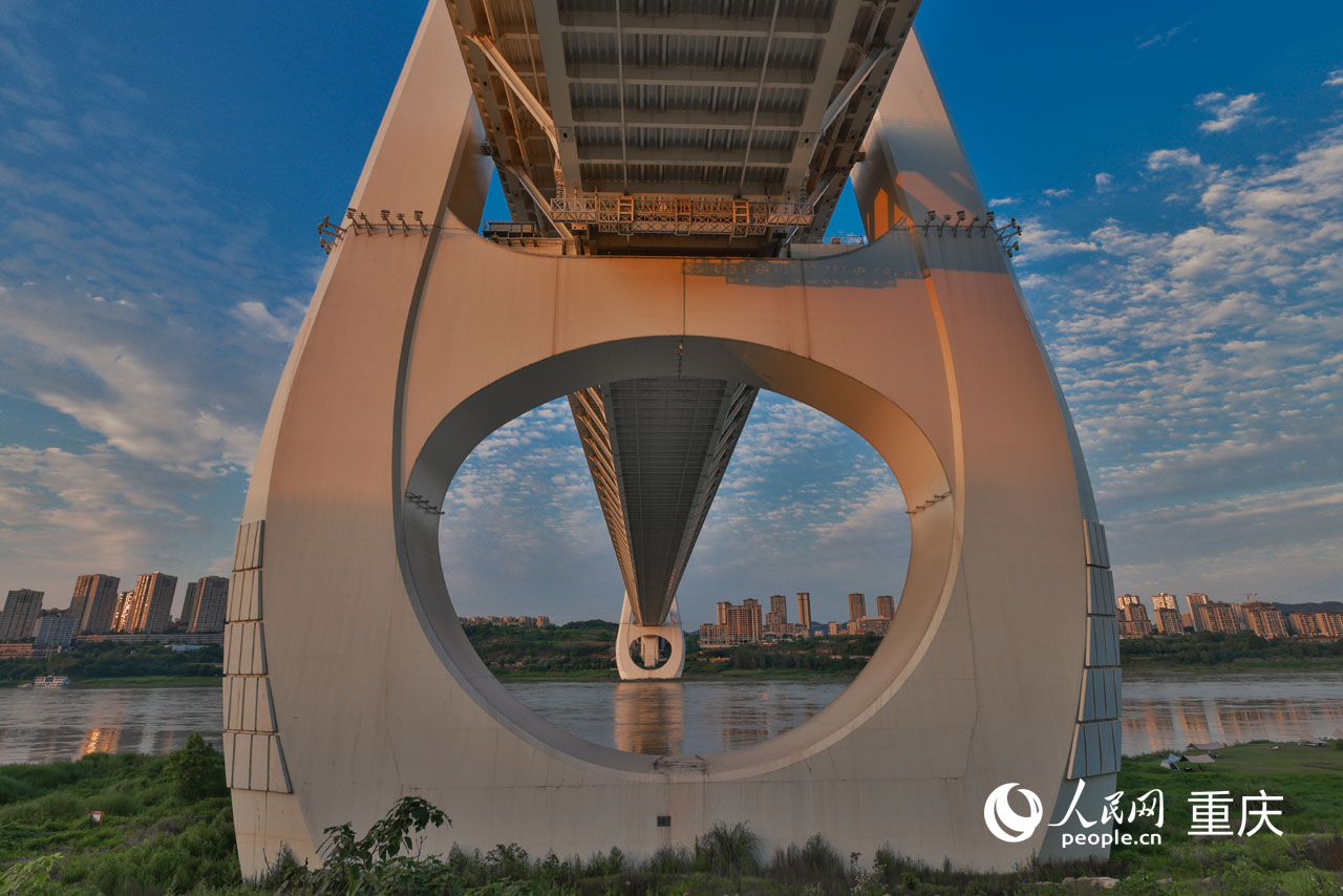 白居寺長(zhǎng)江大橋頗具“未來(lái)感”的橋塔。人民網(wǎng) 曾英豪攝