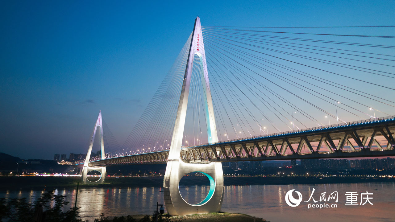 華燈初上的白居寺長(zhǎng)江大橋。人民網(wǎng) 曾英豪攝