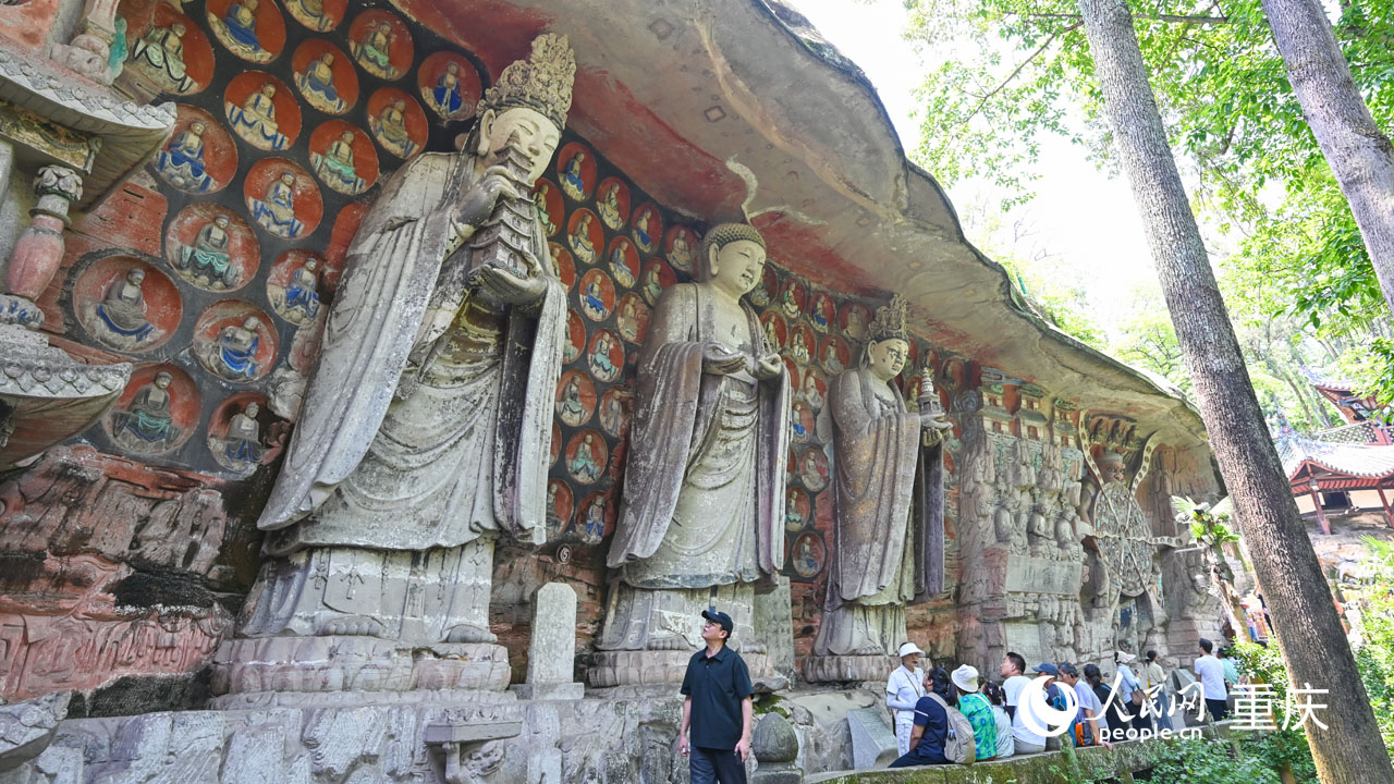 游客在大足石刻寶頂山石刻景區(qū)游覽參觀。人民網(wǎng) 曹欣悅攝