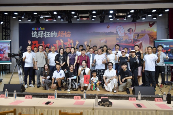 電影《選擇狂的煩惱》在九龍坡銅罐驛鎮(zhèn)開(kāi)機(jī)。曹鳴鷗攝