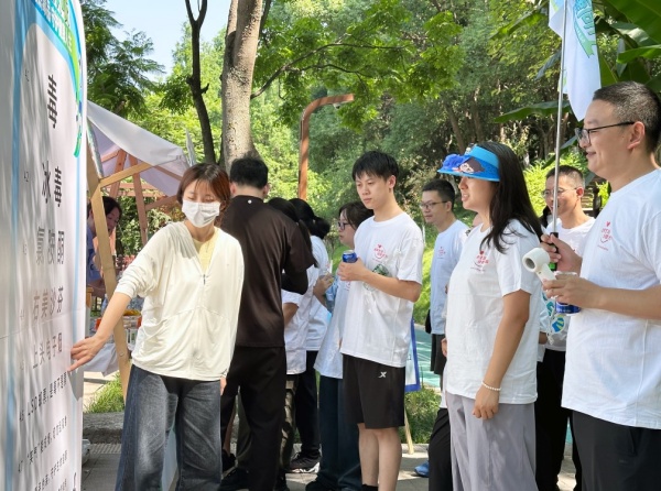 參賽者在志愿者的帶領下體驗禁毒游戲。警方供圖