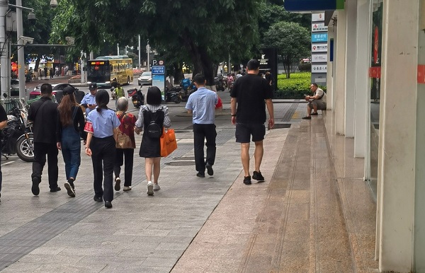 老人在家人和民警的陪同下離開了銀行。民生銀行重慶分行供圖
