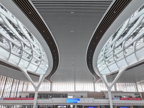管簾式雙曲天花吊頂。中鐵建工集團供圖