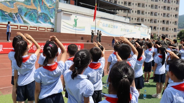 升旗儀式。重慶華繡中等專業(yè)學(xué)校供圖