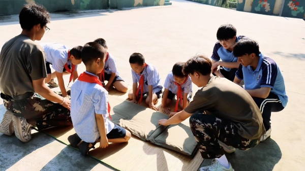重慶華繡中等專業(yè)學(xué)?！按蟾绺纭弊鳢B被示范。重慶華繡中等專業(yè)學(xué)校供圖
