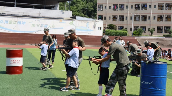 小學(xué)生們體驗(yàn)打靶。重慶華繡中等專業(yè)學(xué)校供圖