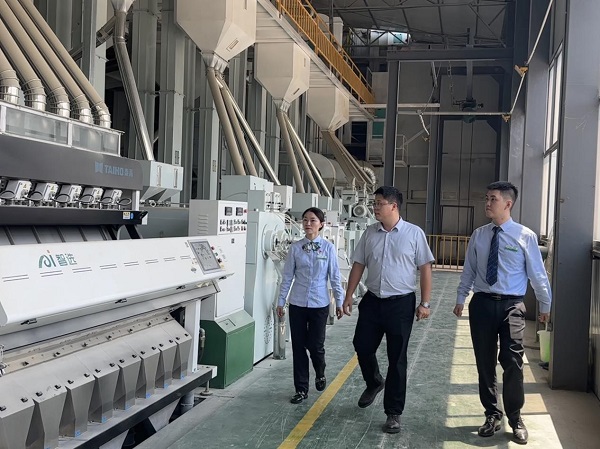 農(nóng)行工作人員上門走訪對接。鄒雨璠 攝