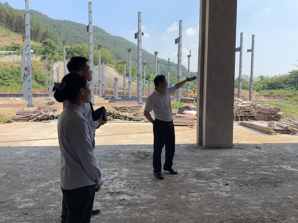 農(nóng)行工作人員上門了解項目建設進展。鄒雨璠 攝