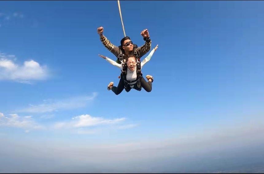 游客體驗高空跳傘。梁平機場供圖