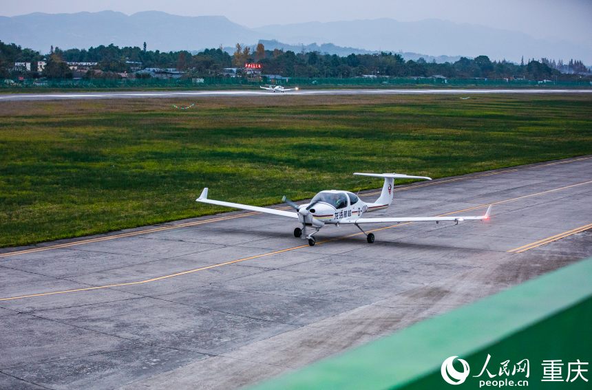 飛機從梁平機場起飛。人民網(wǎng) 黃亞輝攝