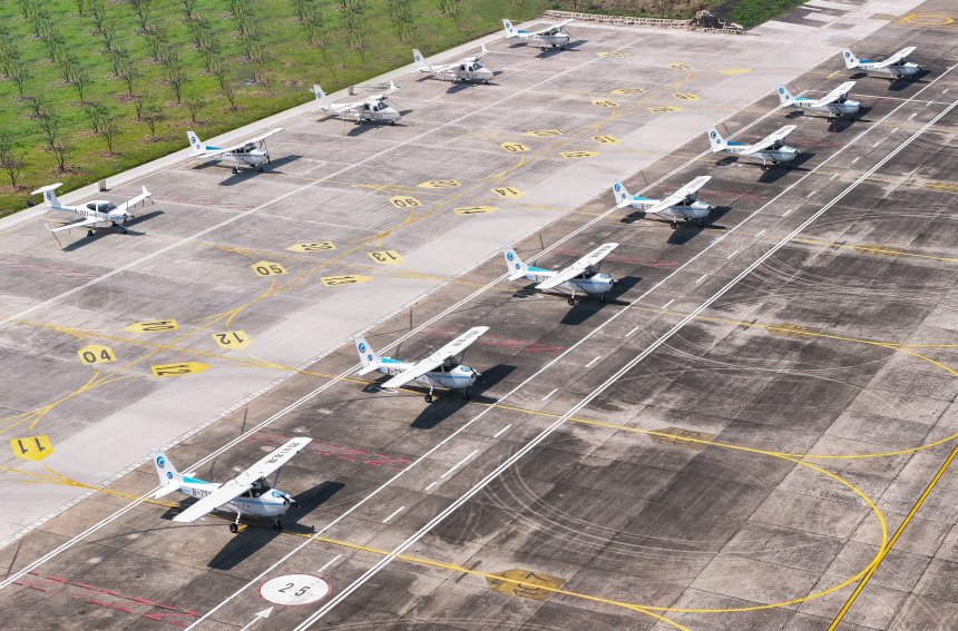 飛機在梁平機場停駐待飛。梁平機場供圖