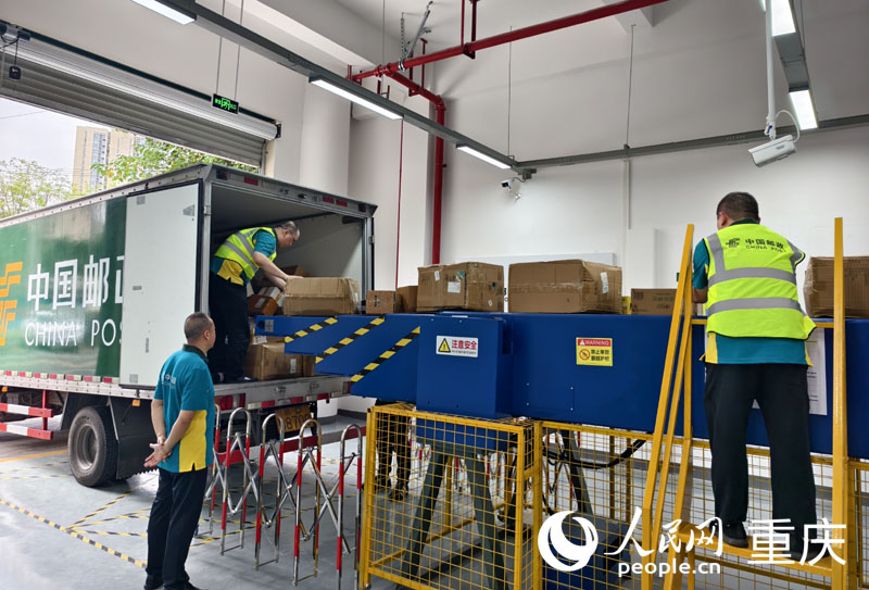 化龍橋國際郵件處理中心正式啟用。人民網(wǎng) 陳琦攝