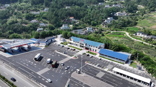 G75蘭海高速綦江趕水停車區(qū)綜合加能站航拍。袁巧攝