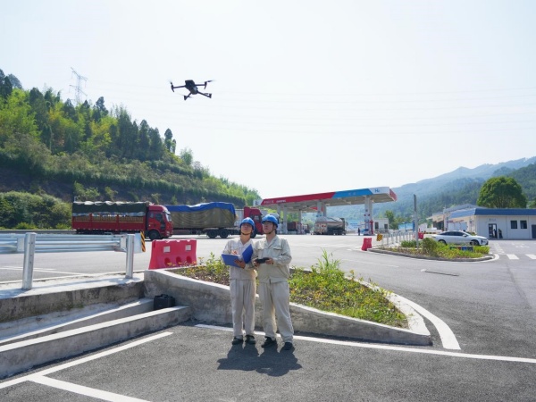 6月17日，國家重慶綦江供電公司員工在加能站用無人機巡檢10千伏沱岔線線路運行狀況。袁巧攝