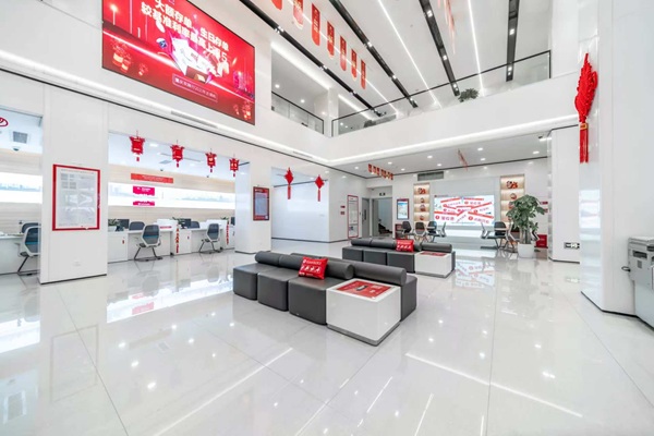 重慶農(nóng)商行持續(xù)加強網(wǎng)點親老、適老、助老化改造，更好地滿足老年客戶金融服務(wù)需求。圖為重慶農(nóng)商行北碚支行營業(yè)部一角。重慶農(nóng)商行供圖