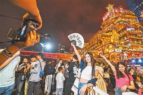 渝中區(qū)洪崖洞景區(qū)，外國游客在拍照打卡。（資料圖片） 首席記者 龍帆 攝/視覺重慶