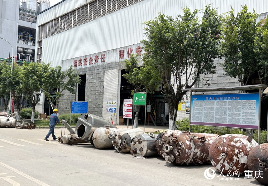 老車間門口堆放著更換下來(lái)的設(shè)備。人民網(wǎng)記者 劉政寧攝