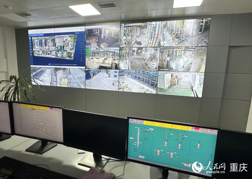 老車間改造后，工人可在智能化控制室通過(guò)電腦屏幕遠(yuǎn)程操控車間設(shè)備。人民網(wǎng)記者 劉政寧攝