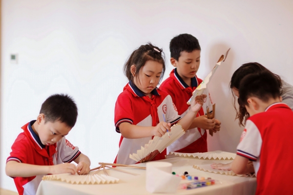 小朋友體驗(yàn)制扇技藝。榮昌區(qū)委宣傳部供圖