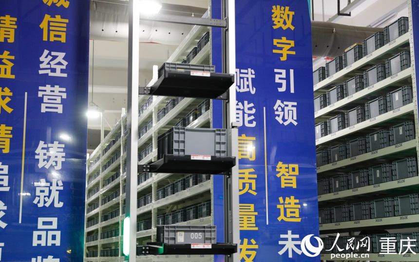 行進(jìn)中國(guó)丨看不見的5G 看得見的智能沒5G：工廠的生產(chǎn)流程主要依賴工廠以太網(wǎng)和傳統(tǒng)Wi-Fi，存在布線復(fù)雜、移動(dòng)性差和數(shù)據(jù)采集延遲等問(wèn)題。有5G：通過(guò)大量5G設(shè)備、傳感器...