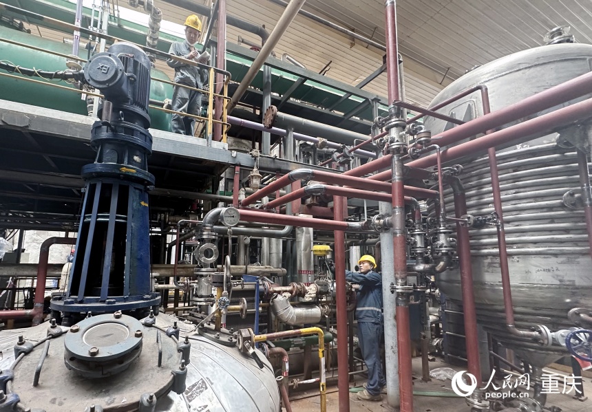 行進(jìn)中國(guó)丨綠色賬戶“碳”新路電焊火花四濺、切割聲不絕于耳、工人們穿梭忙碌……站在似火的驕陽(yáng)下，望著火熱的生產(chǎn)車間改造現(xiàn)場(chǎng)，劉琳感慨萬(wàn)千：沒想到一個(gè)小小的企業(yè)...