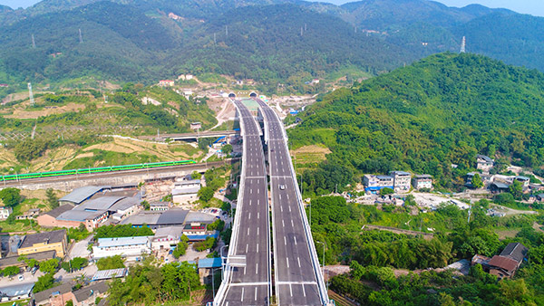 中冶建工承建重慶快速路一橫線歇馬隧道東西干道項目。中冶建工供圖